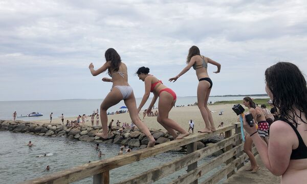 橋から湖へ飛び込む女性たち（米マサチューセッツ州、エドガータウン） - Sputnik 日本