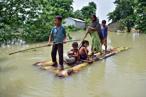 洪水に見舞われた村から避難する住民（インド、アッサム州） - Sputnik 日本