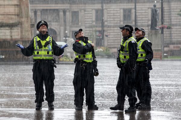 刺殺事件が起きた現場のジョージ・スクエアで警備する警官たち（英スコットランド、グラスゴー） - Sputnik 日本