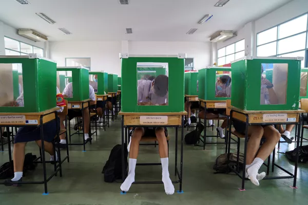 授業を再開した学校で、机に仕切りを立てて授業を受ける生徒たち(タイ、パトゥムターニー県) 授業を再開した学校で、机に仕切りを立てて授業を受ける生徒たち(タイ、パトゥムターニー県) - Sputnik 日本