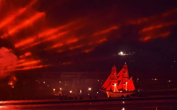 白夜祭り「アールイェ・パルサー(赤い帆)」で赤く染まる夜空(ロシア、サンクトペテルブルク) 白夜祭り「アールイェ・パルサー(赤い帆)」で赤く染まる夜空(ロシア、サンクトペテルブルク) - Sputnik 日本