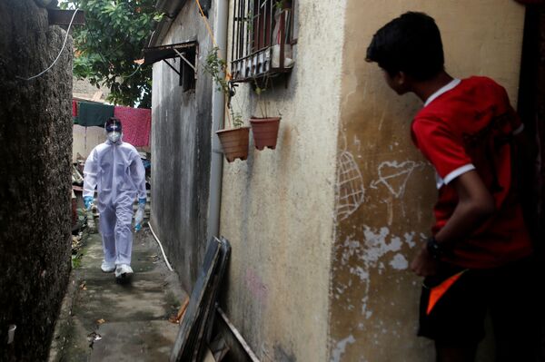 防護服を着てスラム街を歩く医療従事者（インド、ムンバイ） - Sputnik 日本