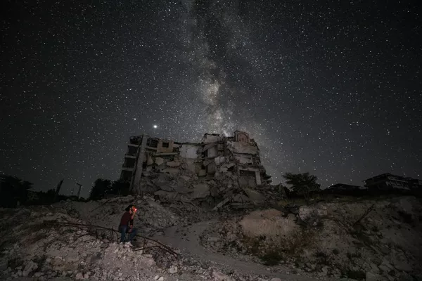 天の川が見える夜空と、爆撃で破壊された建物の前でタバコを吸う男性(シリア、イドリブ) 天の川が見える夜空と、爆撃で破壊された建物の前でタバコを吸う男性(シリア、イドリブ) - Sputnik 日本