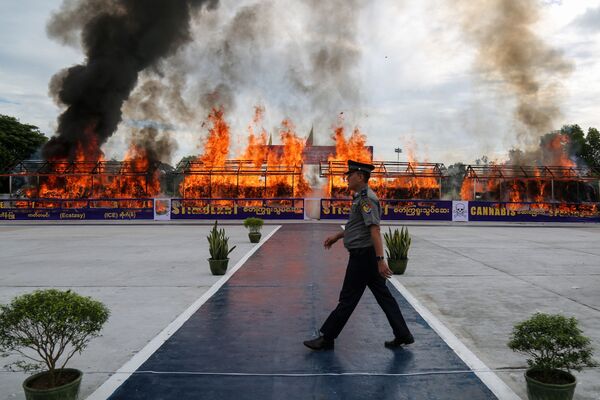 26日の「国際麻薬乱用・不正取引防止デー」の記念イベントで焼却処分される違法薬物（ミャンマー、ヤンゴン） - Sputnik 日本