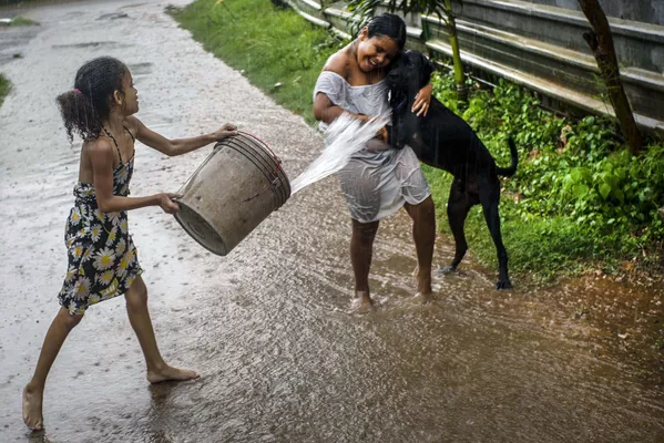 雨が降る中、水遊びをする子どもたち(キューバ、ハバナ) 雨が降る中、水遊びをする子どもたち(キューバ、ハバナ) - Sputnik 日本
