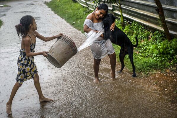 雨が降る中、水遊びをする子どもたち（キューバ、ハバナ） - Sputnik 日本