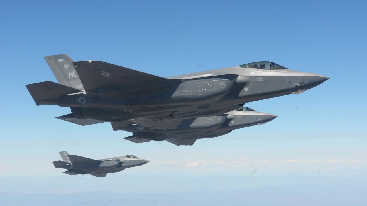 アメリカ戦闘機　Ｆ−35 完成品 hq720.jpg?sqp=-