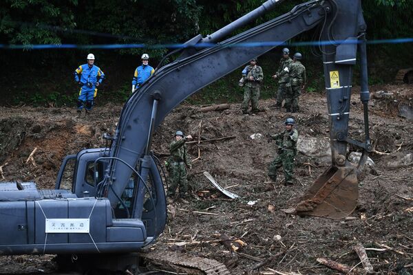 土砂崩れ現場で行方不明者を捜索する自衛隊員（2020年7月7日、熊本県津奈木町） - Sputnik 日本