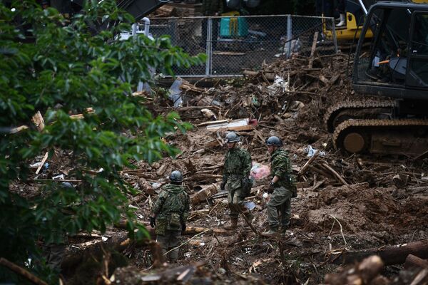 土砂崩れ現場で行方不明者を捜索する自衛隊員（2020年7月7日、熊本県津奈木町） - Sputnik 日本