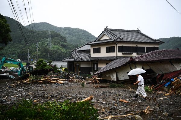 土砂崩れの現場を歩く男性（2020年7月7日、熊本県津奈木町） - Sputnik 日本