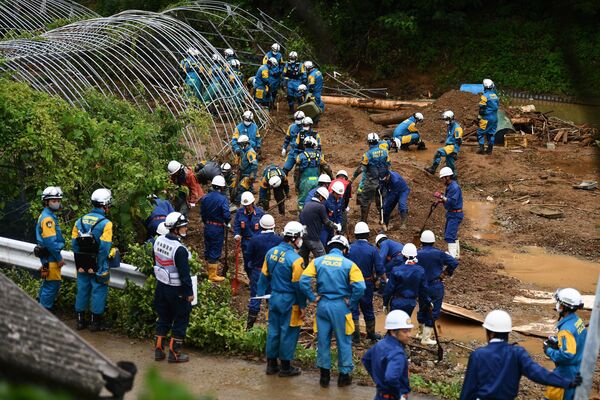 土砂崩れ現場で行方不明者を捜索する警察官（2020年7月7日、熊本県津奈木町） - Sputnik 日本