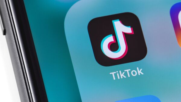 Иконка на экране смартфона социальной сети TikTok, позволяющей создавать короткие музыкальные видео - Sputnik 日本
