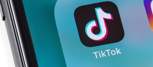 Иконка на экране смартфона социальной сети TikTok, позволяющей создавать короткие музыкальные видео Иконка на экране смартфона социальной сети TikTok, позволяющей создавать короткие музыкальные видео - Sputnik 日本