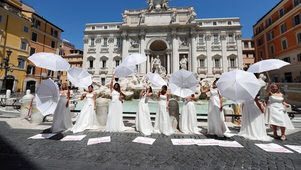 トレビの泉で白いウエディングドレス　ローマで花嫁たちが結婚式の延期に抗議 - Sputnik 日本