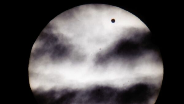 The larger black dot, top right, is the planet Venus as it transits across the face of the Sun as viewed from Earth in Budapest, Hungary - Sputnik 日本