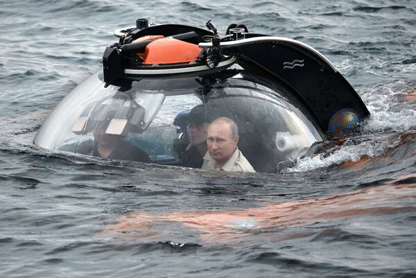 セヴァストーポリ沖の沈没船に潜水艇で近づくロシアのウラジーミル・プーチン大統領。 - Sputnik 日本