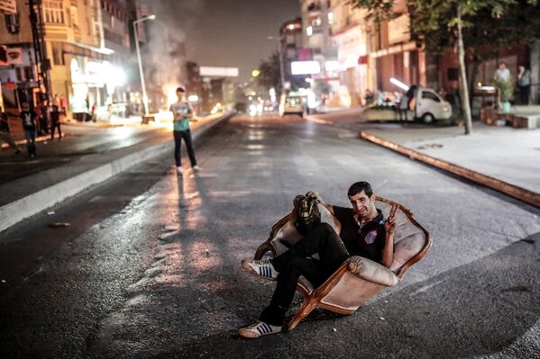 イスタンブールでのデモの際、通りで壊れたソファに座る男性。 - Sputnik 日本