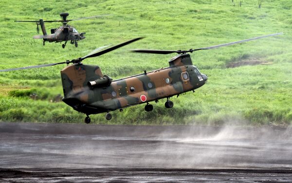 毎年実施される日本の自衛隊の軍事演習で。攻撃用ヘリ「アパッチ」を伴うタンデムローター式大型輸送用ヘリコプターCH-47J 「チヌーク」。 - Sputnik 日本