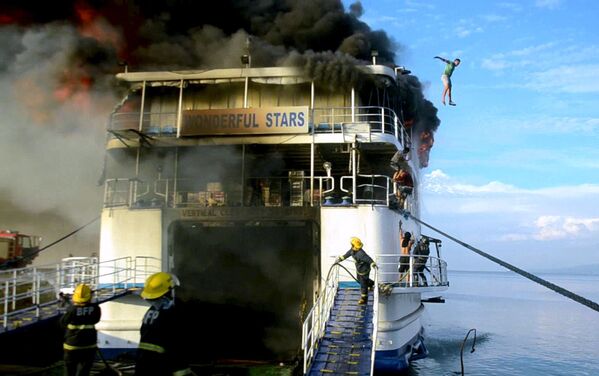 フィリピン沖で燃えるフェリー「MV Wonderful Stars」から飛び降りる乗組員。 - Sputnik 日本