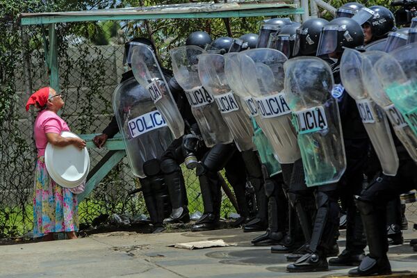 マナグア(中米ニカラグァの首都)での抗議行動の際、警官に自宅に入れてくれるよう頼む女性。 - Sputnik 日本