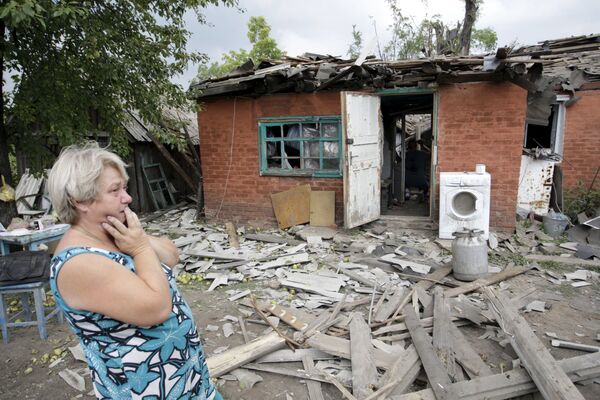 破壊された我が家の前の女性。ウクライナ東部ドネツクで。 - Sputnik 日本