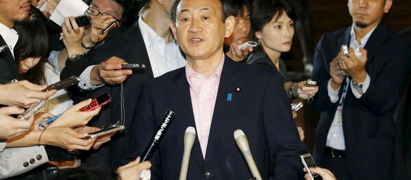 Japan's Chief Cabinet Secretary Yoshihide Suga (C) is surrounded by reporters as he holds an emergency news conference following the eruption of a volcano in southern Japan, at prime minister Shinzo Abe's official residence in Tokyo, in this photo taken by Kyodo May 29, 2015 Japan's Chief Cabinet Secretary Yoshihide Suga (C) is surrounded by reporters as he holds an emergency news conference following the eruption of a volcano in southern Japan, at prime minister Shinzo Abe's official residence in Tokyo, in this photo taken by Kyodo May 29, 2015 - Sputnik 日本