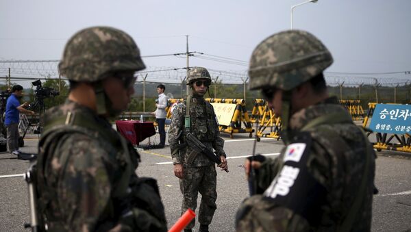 South Korean soldiers stand guard at a checkpoint on the Grand Unification Bridge which leads to the truce village Panmunjom, just south of the demilitarized zone separating the two Koreas, in Paju, South Korea - Sputnik 日本