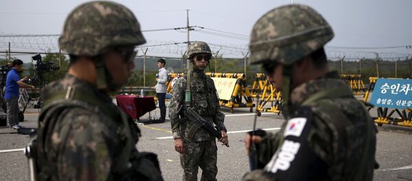 South Korean soldiers stand guard at a checkpoint on the Grand Unification Bridge which leads to the truce village Panmunjom, just south of the demilitarized zone separating the two Koreas, in Paju, South Korea South Korean soldiers stand guard at a checkpoint on the Grand Unification Bridge which leads to the truce village Panmunjom, just south of the demilitarized zone separating the two Koreas, in Paju, South Korea - Sputnik 日本