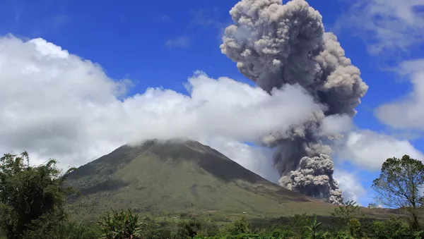 インドネシア北部　ロコン火山噴火 - Sputnik 日本