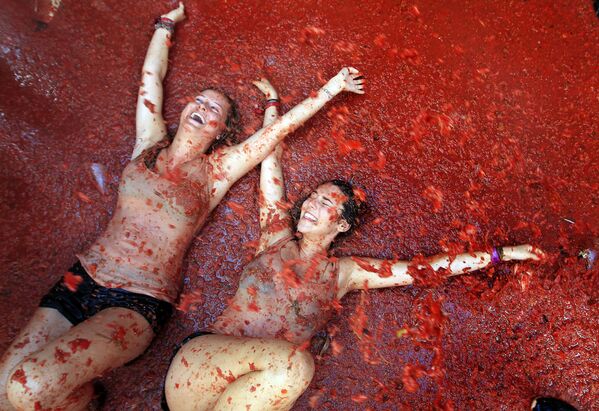 スペインの夏、毎年恒例「トマト祭り（La Tomatina)」での2人の女性。 - Sputnik 日本