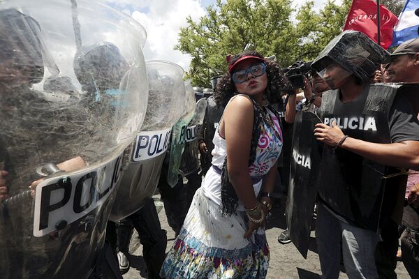 ニカラグアでの抗議行動で、特務部隊員の隣に立つ女性。 - Sputnik 日本