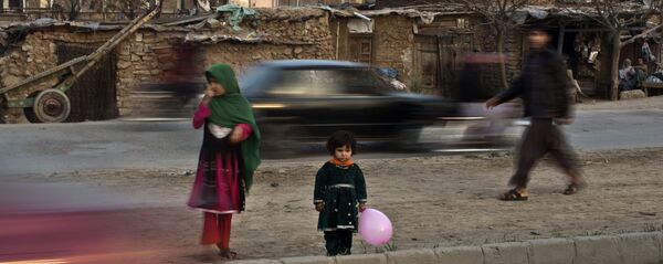 アフガニスタンで男が6歳の娘をヤギと食料と交換に嫁に出す アフガニスタンで男が6歳の娘をヤギと食料と交換に嫁に出す - Sputnik 日本