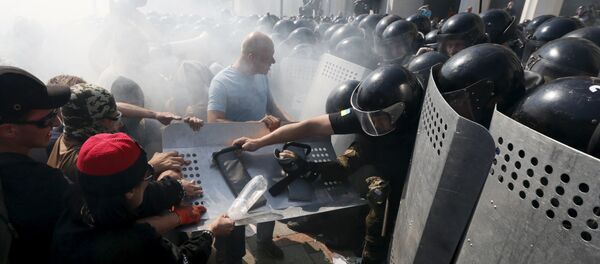 ウクライナ議会付近で衝突、少なくとも100人が負傷 ウクライナ議会付近で衝突、少なくとも100人が負傷 - Sputnik 日本