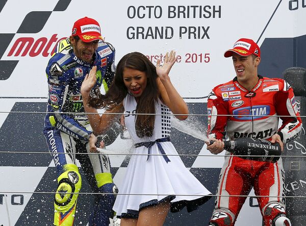 オートバイレーサーのバレンティーノ・ロッシとアンドレア・ドヴィツィオーゾが勝利を祝い、表彰式で女の子にシャンパンを浴びせる。 - Sputnik 日本