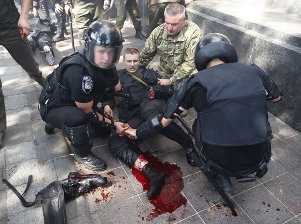 キエフの警官、騒乱で負傷した同僚を助ける。 - Sputnik 日本