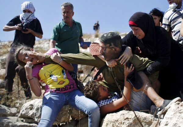 ラマラ近郊のナビ・セレフ村でユダヤ人移住に反対するパレスチナ人がイスラエル兵とケンカ。 - Sputnik 日本