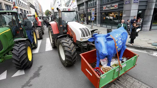 ギリシャで農家が抗議の印としてトラクターで道路封鎖 - Sputnik 日本