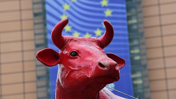 ブリュッセルのＥＵ理事会建物前に立つ塗装された雌牛の彫像。 - Sputnik 日本