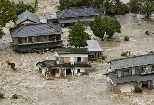 常総市、水に取り囲まれた市民がヘリコプターの救助隊を待っている。 - Sputnik 日本