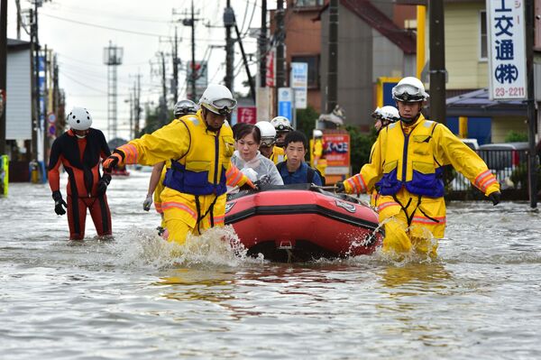 小山市、ゴムボートで救助される被災民 - Sputnik 日本