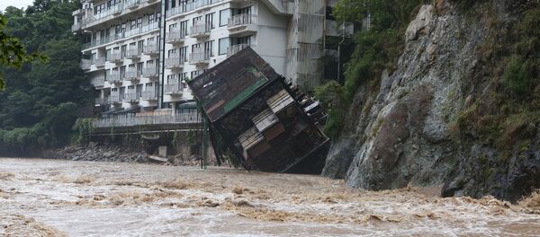 福島の汚染土壌コンテナ、川に浸かる - Sputnik 日本