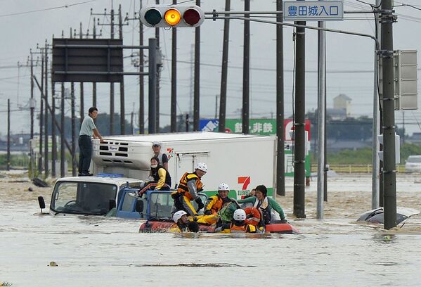 常総市、消防隊員が浸水した車から市民を救出する。 - Sputnik 日本