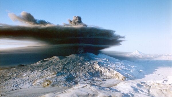 カムチャツカ　クリュチェフスカヤ火山、噴煙3000メートル
 - Sputnik 日本