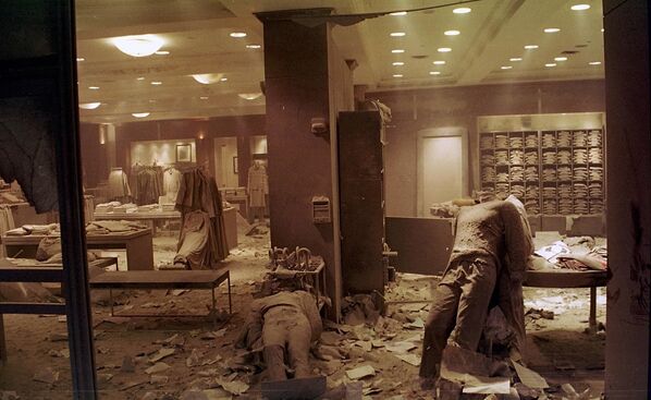 110階の高層ビル2棟以外にも、WTCの他の建物、商店、ホテルMarriott World Trade Center、正教会の聖ニコライ教会が深刻に損傷した。Liberty Street の向かいにあったDeutsche Bankも大きく損傷し、のち解体された。 - Sputnik 日本