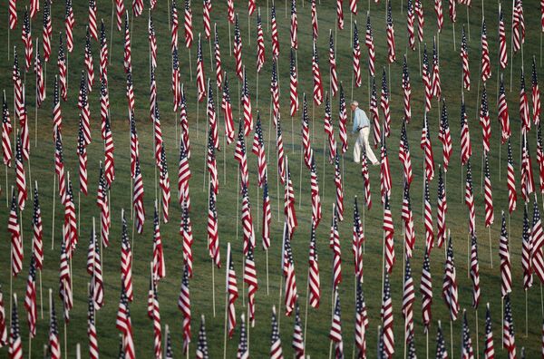 米国では毎年9月11日、追悼式典と終夜祈祷が行われている。セントルイスでは10周年の記念に3000本の旗が立てられた。 - Sputnik 日本
