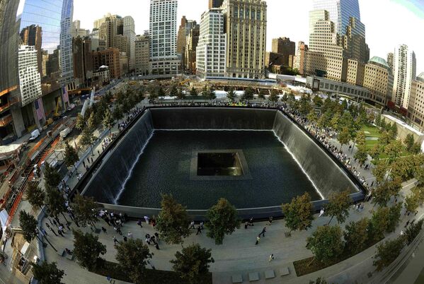 2006年3月13日、WTC跡地で国民追悼碑の建立が始まった。当初は街路より9m低い高さに設置される予定だった。結果的に成立した建設案では、ビルが建っていたまさにその場所に巨大なプールを作り、その周りを木立が囲むということになった。記念碑は、テロの日、または人命救助の際に死亡した人に捧げられている。 - Sputnik 日本