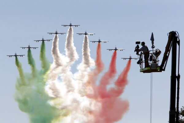 イタリア空軍飛行部隊Freccie Tricolori、空にイタリア国旗を描く、イタリア北部モンツァ市のF1 Grand Prix開幕に合わせ - Sputnik 日本