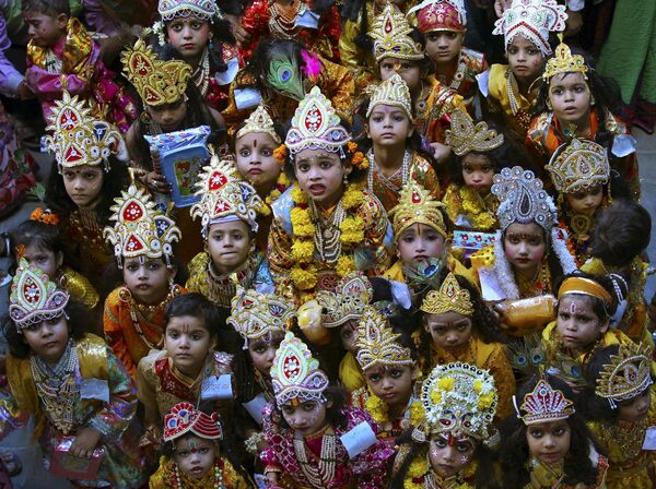 クリシュナ神の衣装を着た子供たち、インドのマトゥラにおけるジャンマシュタミ祭で - Sputnik 日本