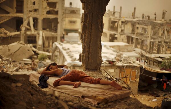 パレスチナ少年、その家族の破壊された家で眠る - Sputnik 日本
