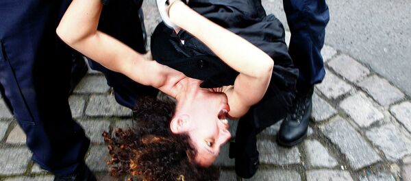 抗議団体「フェメン」　仏政党「国民戦線」のメーデーのイベントでトップレス抗議 - Sputnik 日本